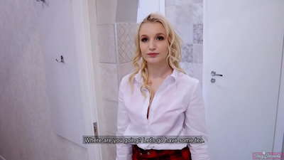 Keça ciwan a zanîngehê bi hevalê xwe re hevalê xwe dixapîne | POV û kumek di hundurê pisîka wê de!