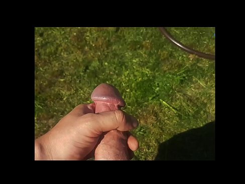 ❤️ Keçika germ di bexçeyek havînê de pisîka xwe ya pembe diqelişe û bi şuştinê dixe. Pornoya malê li ku.bestsexporno.ru ❌️
