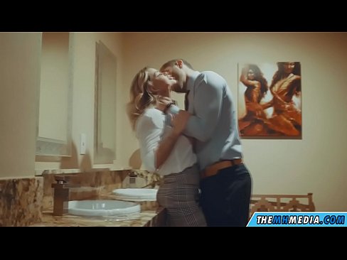 ❤️ Gava ku blondeyek busty we di nav hewşek gelemperî de dixapîne Pornoya malê li ku.bestsexporno.ru ❌️